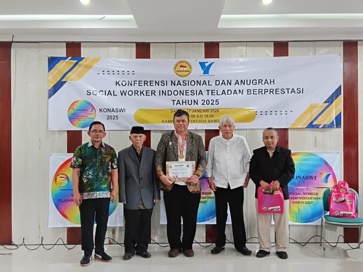 Imam JP, Dosen Prodi Ikom, Raih Penghargaan Tingkat Nasional Bersama Bupati Kuningan