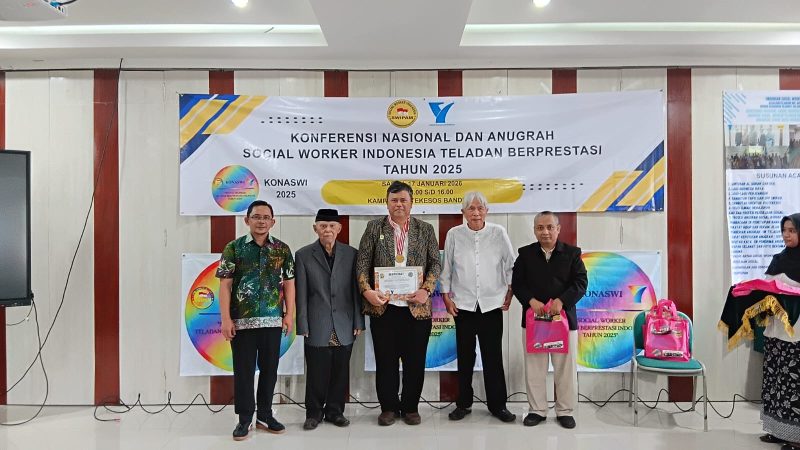 Imam JP, Dosen Prodi Ikom, Raih Penghargaan Tingkat Nasional Bersama Bupati Kuningan