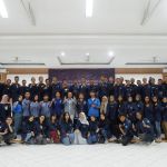 Menjadi pemimpin yang amanah, jujur, dan berwibawa itu tidak mudah. Banyak tantangan dan hambatan dalam setiap menjalankan organisasi. Karena itulah diperlukan komunikasi yang baik bagi seorang pemimpin kepada anak buahnya agar roda oganisasi berjalan sempurna.
Semua tentang kepemimpinan dan birokrasi serta administrasi dibahas tersebut dibahas tuntas dalam kegiatan bertemakan Government of Leadership belum lama ini. Kegiatan yang digagas oleh Himpunan Mahasiswa Pogram Studi (Prodi) Ilmu Pemerintahan Universitas Langlangbuana ini bertujuan untuk lebih memperdalam tentang ilmu pemerintahan dan mempelajari semua fenomena yang terjadi dalam menjalankan sebuah organisasi keemerintahan.
“Kegiatan ini juga untuk mengenalkan kepada mahasiswa baru tentang lembaga yang ada di kampus terutama di Fisip, khususnya di Himpunan Mahasiswa Prodi Ilmu Pemerintahan. Pada kegiatan ini mahasiswa diajarkan tentang kepemimpinan, birokrasi, dan administrasi serta bagaimana menjadi caranya menjalankan roda organisasi,” ujar Ketua Pelaksana Rizky Bagus. (sp)